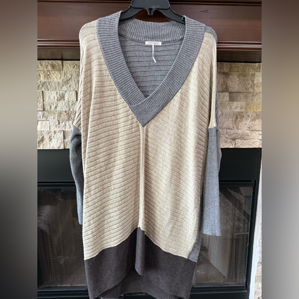 Relaxed Colorblock V-Neck Sweater in Beige & Gray